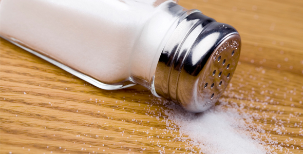 Uruguay prohíbe saleros visibles en los centros educativos