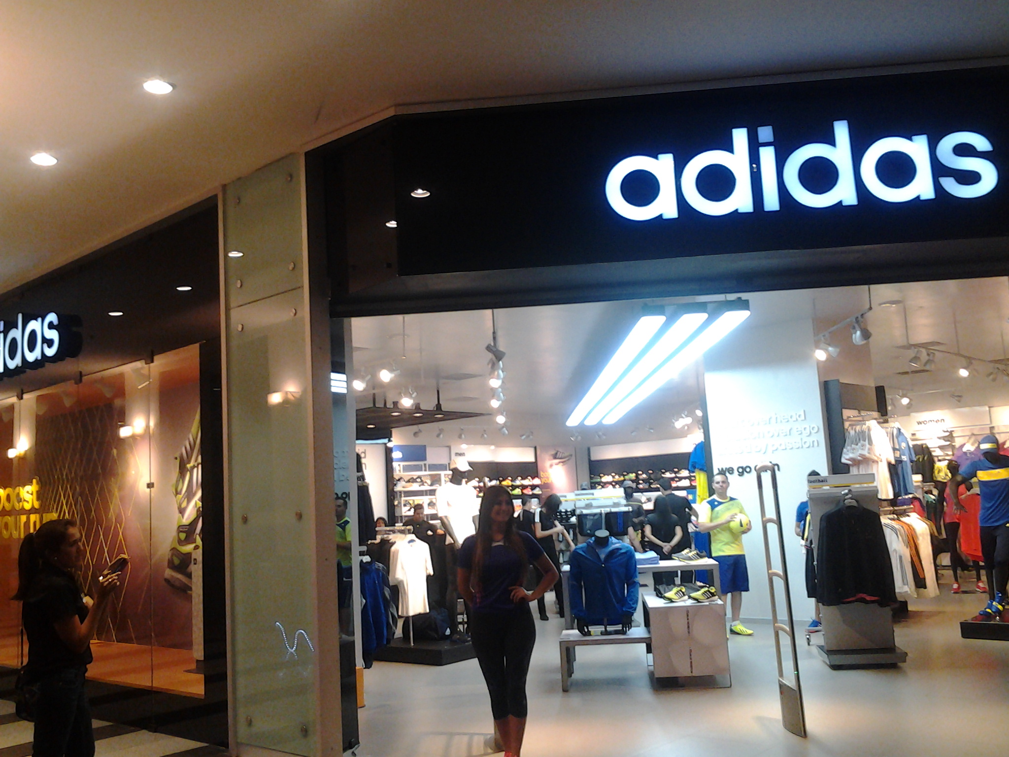 Adidas inaugura su sucursal más grande en El Salvador