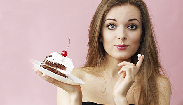mujer comiendo pastel dieta