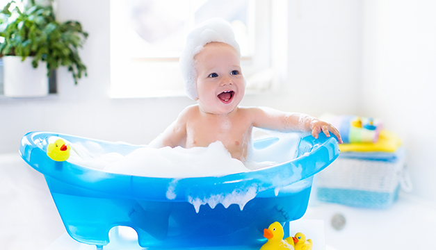 Toma en cuenta estos cuidados para tu bebé durante su baño
