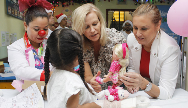 Jugueton lleva alegría a niños entregando juguetes en esta navidad