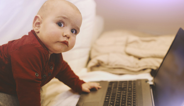OMS advierte: Bebés no deben ver pantallas de TV o celulares