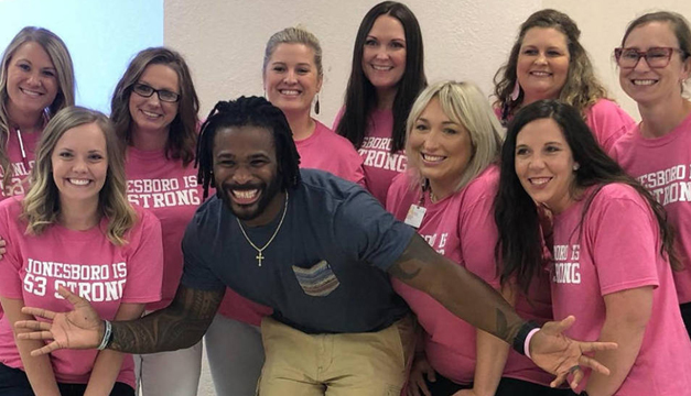 Jugador de fútbol americano pagó 500 mamografías en honor a su madre que murió de cáncer de mama