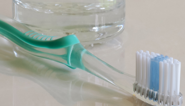 Limpiar cepillo de dientes con agua oxigenada sí o no