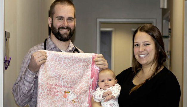Un doctor cose mantas para arropar a cada bebé que ayuda a traer al mundo