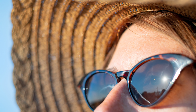 Lo que sí y lo que no debes hacer bajo el sol para proteger tus ojos