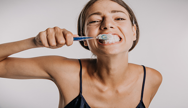 ¿Por qué siempre debemos cepillarnos los dientes antes de dormir?