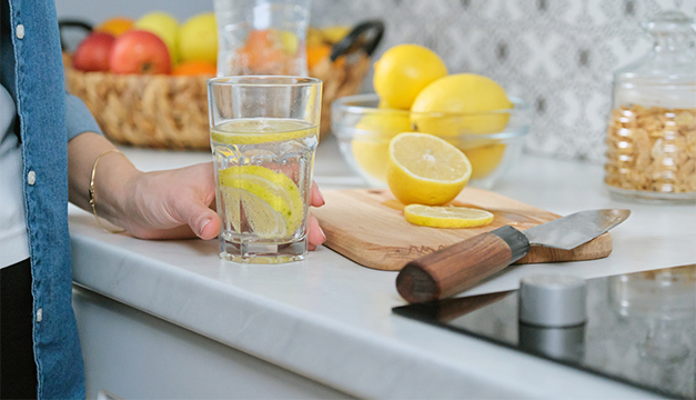 Mitos y realidades de beber agua de limón