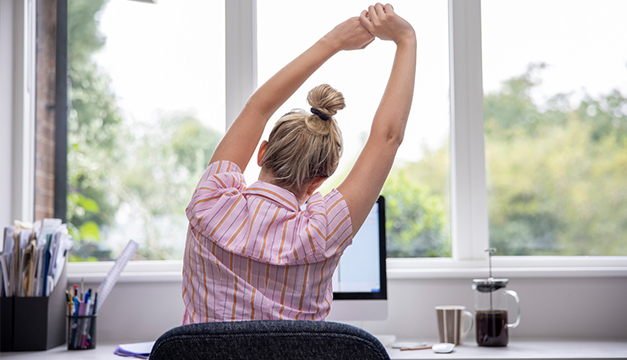 Los movimientos que te servirán como ejercicio en el trabajo ¡Intenta hacerlos!