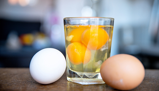 Comer huevo crudo es sano? | Revista VIDASANA