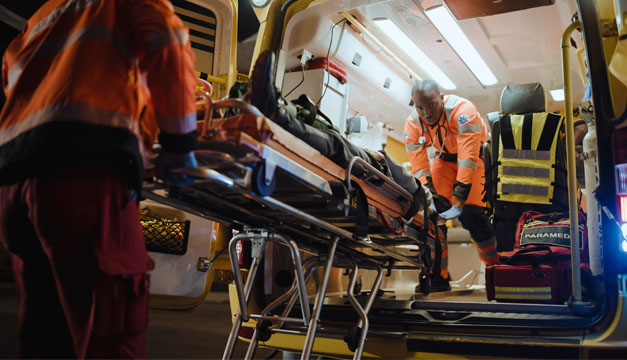 Personal de ambulancias británico suma su huelga a otros sectores