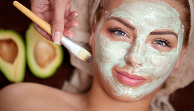 Reduce las arrugas con una mascarilla de aguacate y aceite de oliva