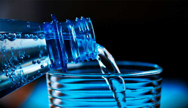 ¿Qué cambios experimenta tu cuerpo al tomar mucha agua?