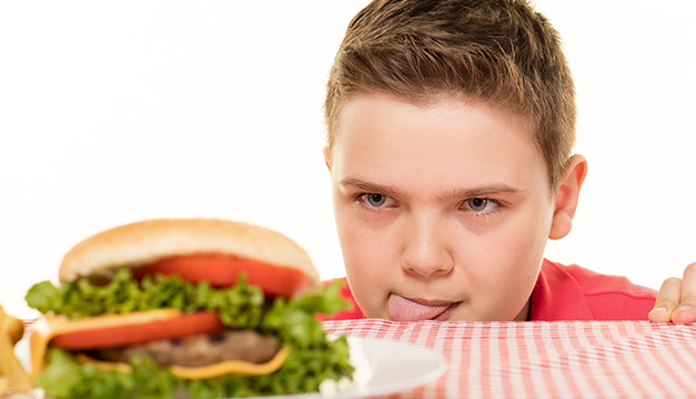 Niños con alto consumo de ultraprocesados tienen cuatro veces más riesgo de padecer asma