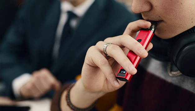 Redes sociales e influencers aumentan riesgo de consumo de cannabis y vapeo en adolescentes